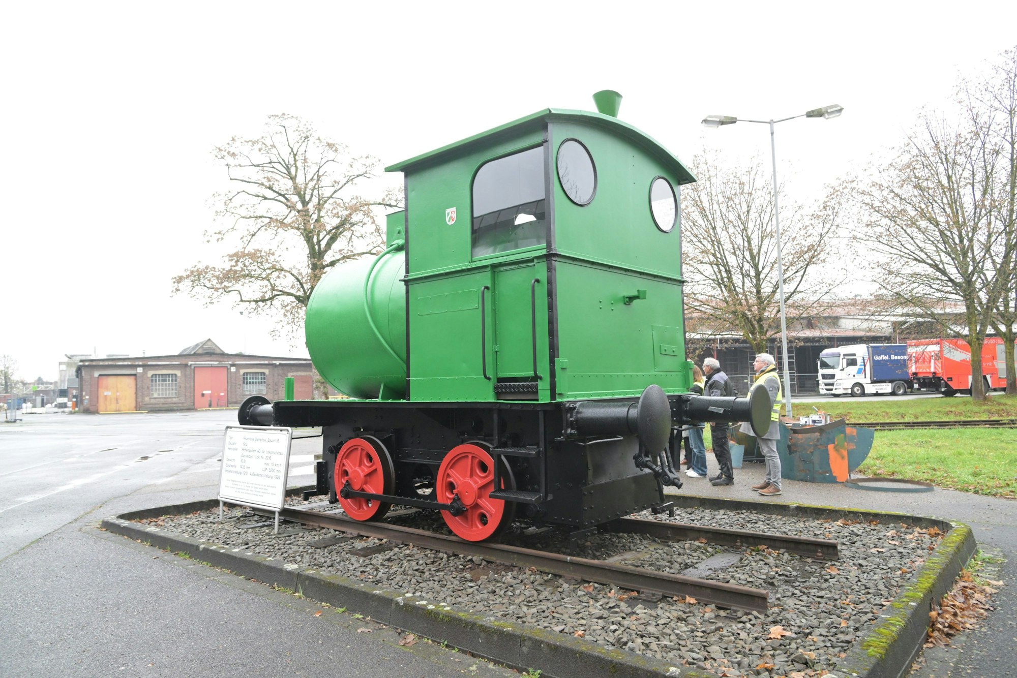 Das Foto zeigt die sanierte Dampfspeicherlok Emma, die auf dem Werksgelände Zander steht.