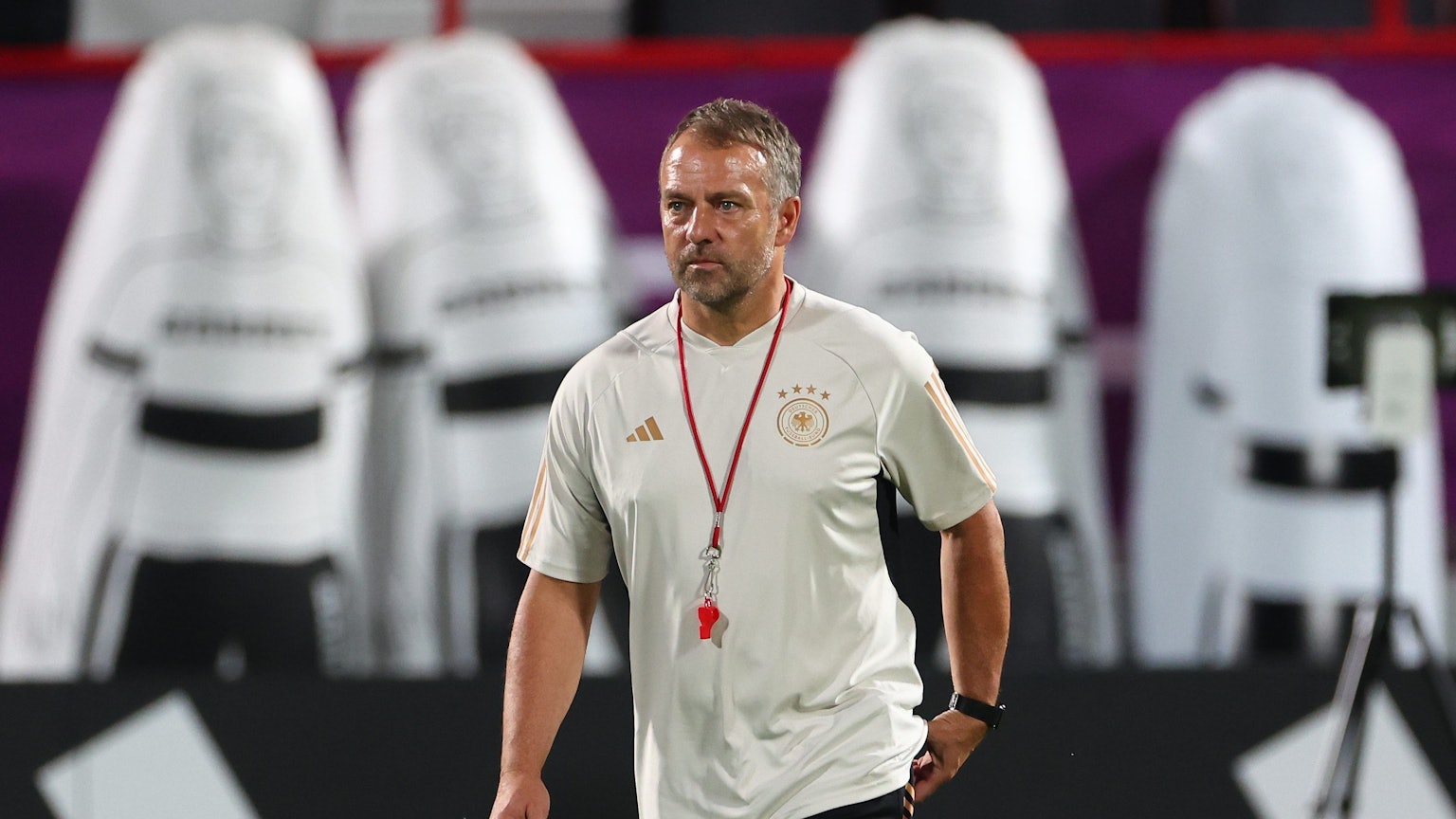 Bundestrainer Hansi Flick geht über den Trainingsplatz.