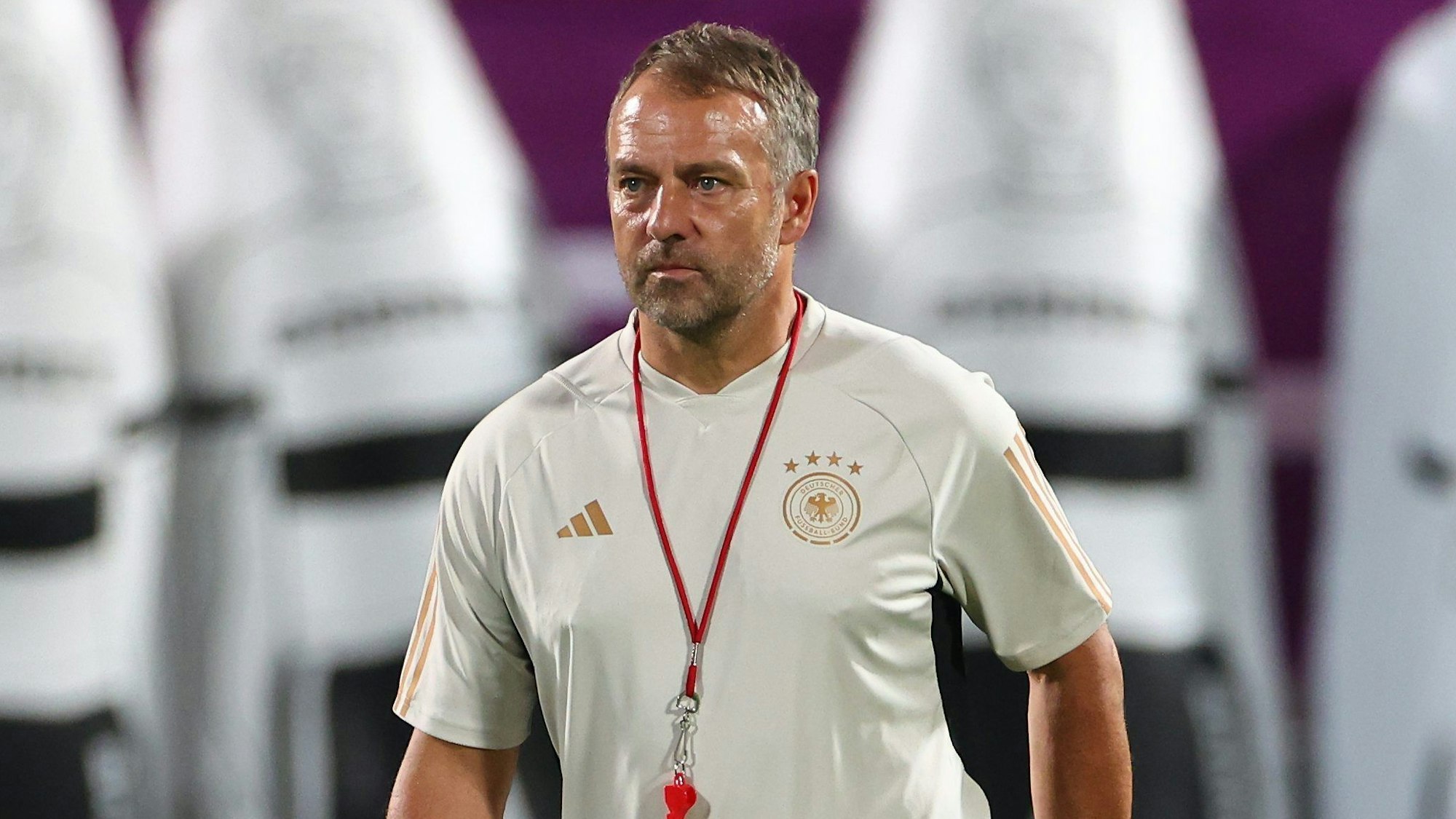 Bundestrainer Hansi Flick geht über den Trainingsplatz.