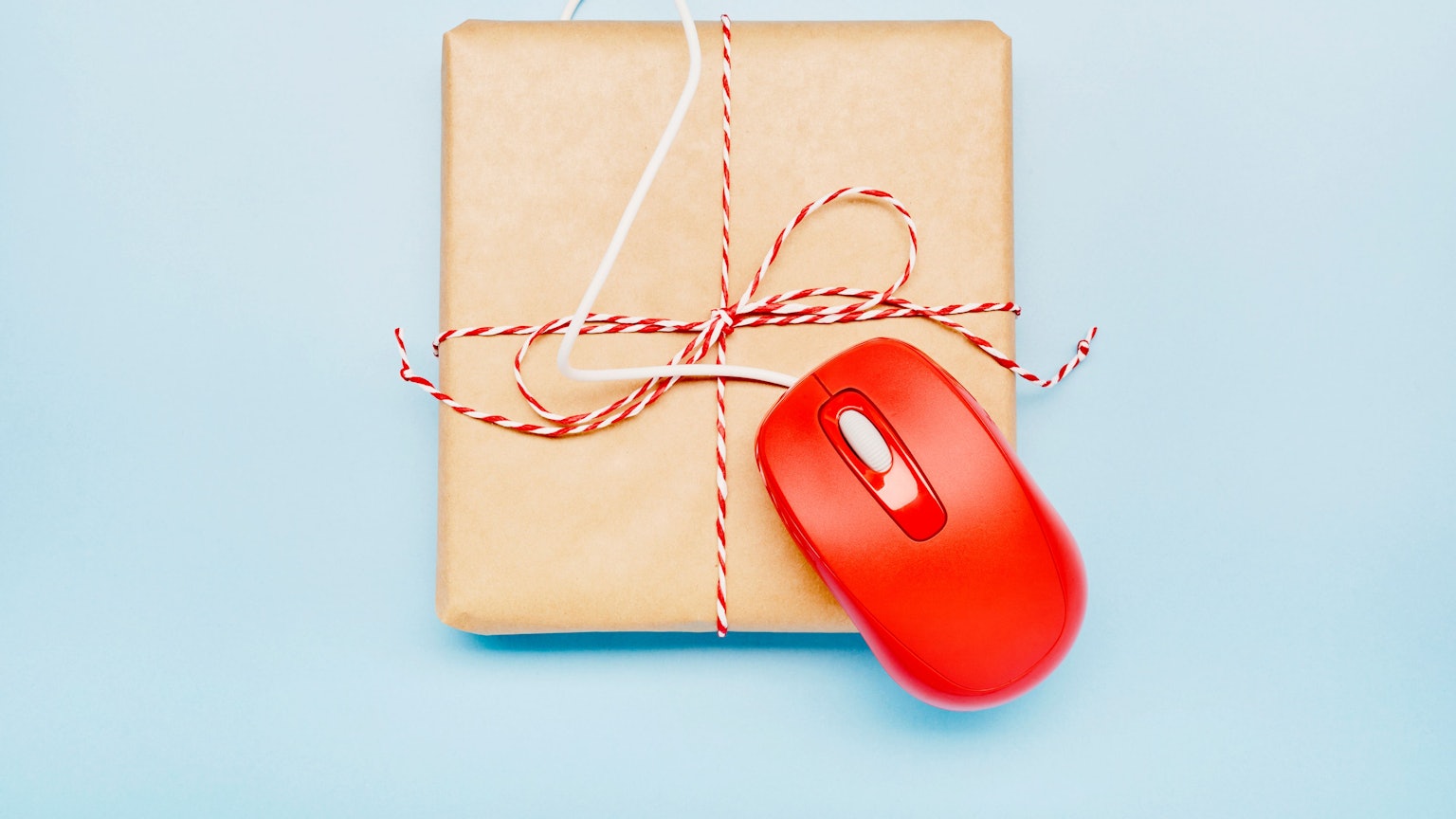 Verpacktes Geschenk mit Computermaus