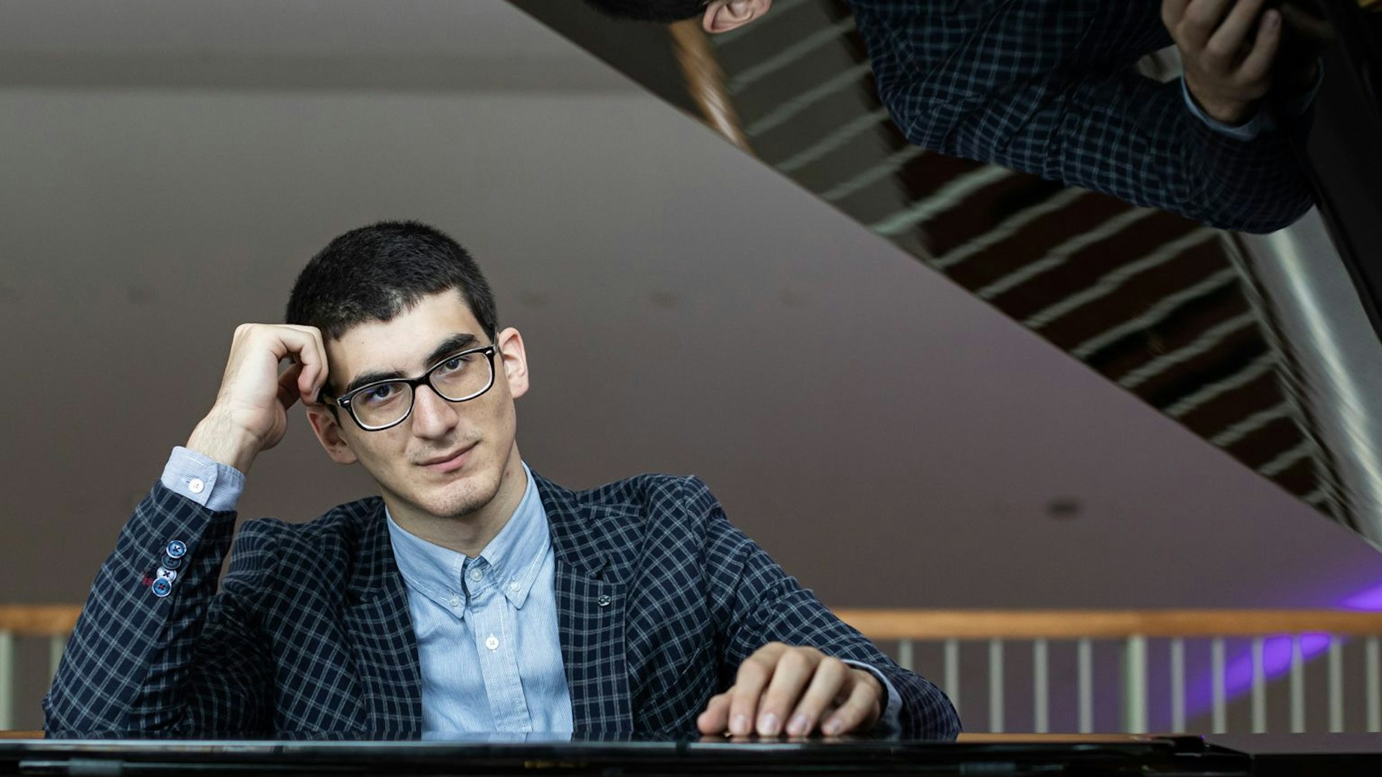 Der georgische Pianist Giorgi Gigashvili sitzt am Flügel.