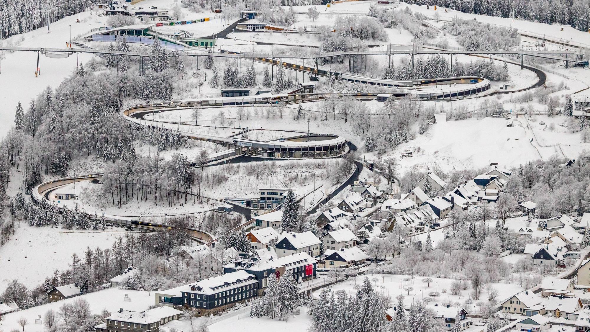 Luftbild der verschneiten Winterlandschaft von Winterberg mit der Bobbahn