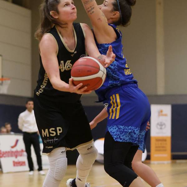 Romy Bär von den Rheinland Lions hält den Basketball in der Hand und versucht gegen ihre Gegnerin von Alba Berlin einen Korb zu erzielen.
