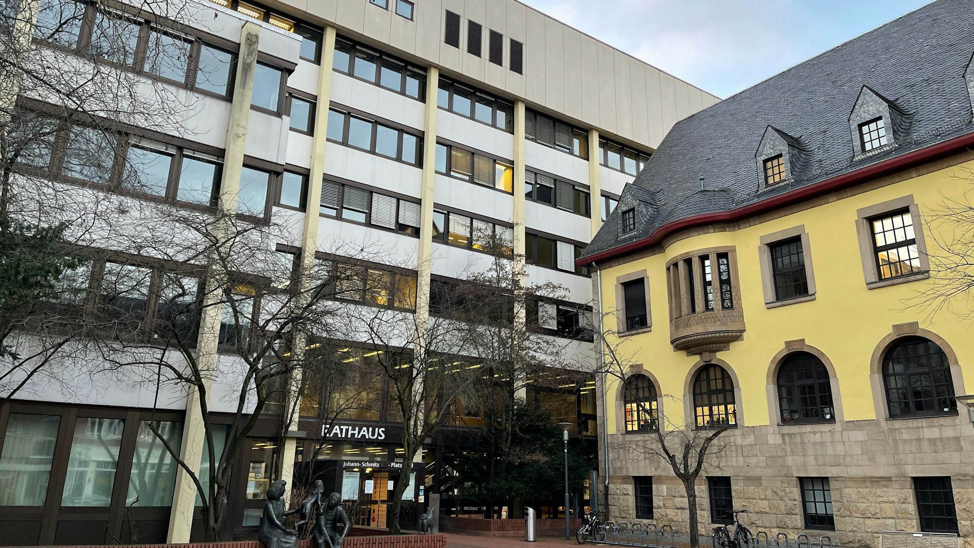 Auf dem Bild sind die Gebäude des Rathauses von Frechen zu sehen.