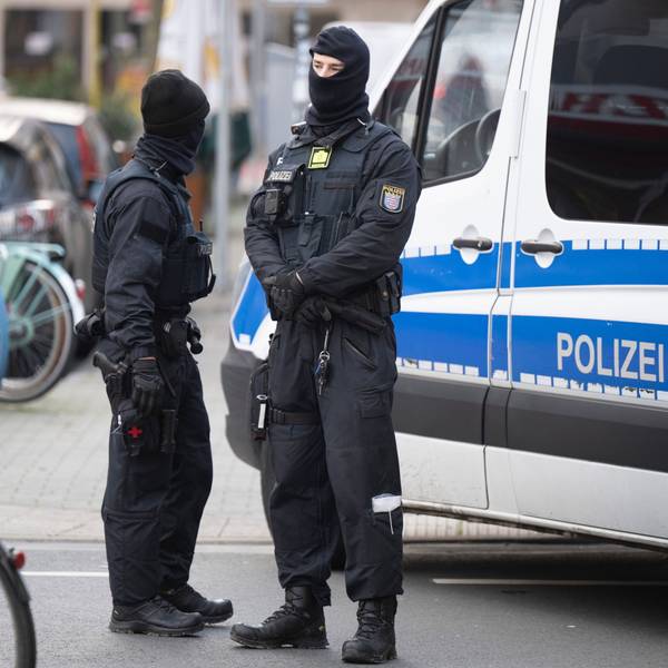 Bei einer Razzia gegen sogenannte «Reichsbürger» stehen Polizisten an einem durchsuchten Objekt in Frankfurt. Die Bundesanwaltschaft hat am Mittwochmorgen mehrere Menschen aus der sogenannten Reichsbürgerszene im Zuge einer Razzia festnehmen lassen. Zahlreiche Beamte seien in mehreren Bundesländern im Einsatz, sagte eine Sprecherin der Karlsruher Behörde
.