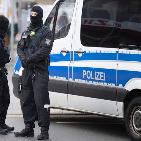 Bei einer Razzia gegen sogenannte «Reichsbürger» stehen Polizisten an einem durchsuchten Objekt in Frankfurt. Die Bundesanwaltschaft hat am Mittwochmorgen mehrere Menschen aus der sogenannten Reichsbürgerszene im Zuge einer Razzia festnehmen lassen. Zahlreiche Beamte seien in mehreren Bundesländern im Einsatz, sagte eine Sprecherin der Karlsruher Behörde
.