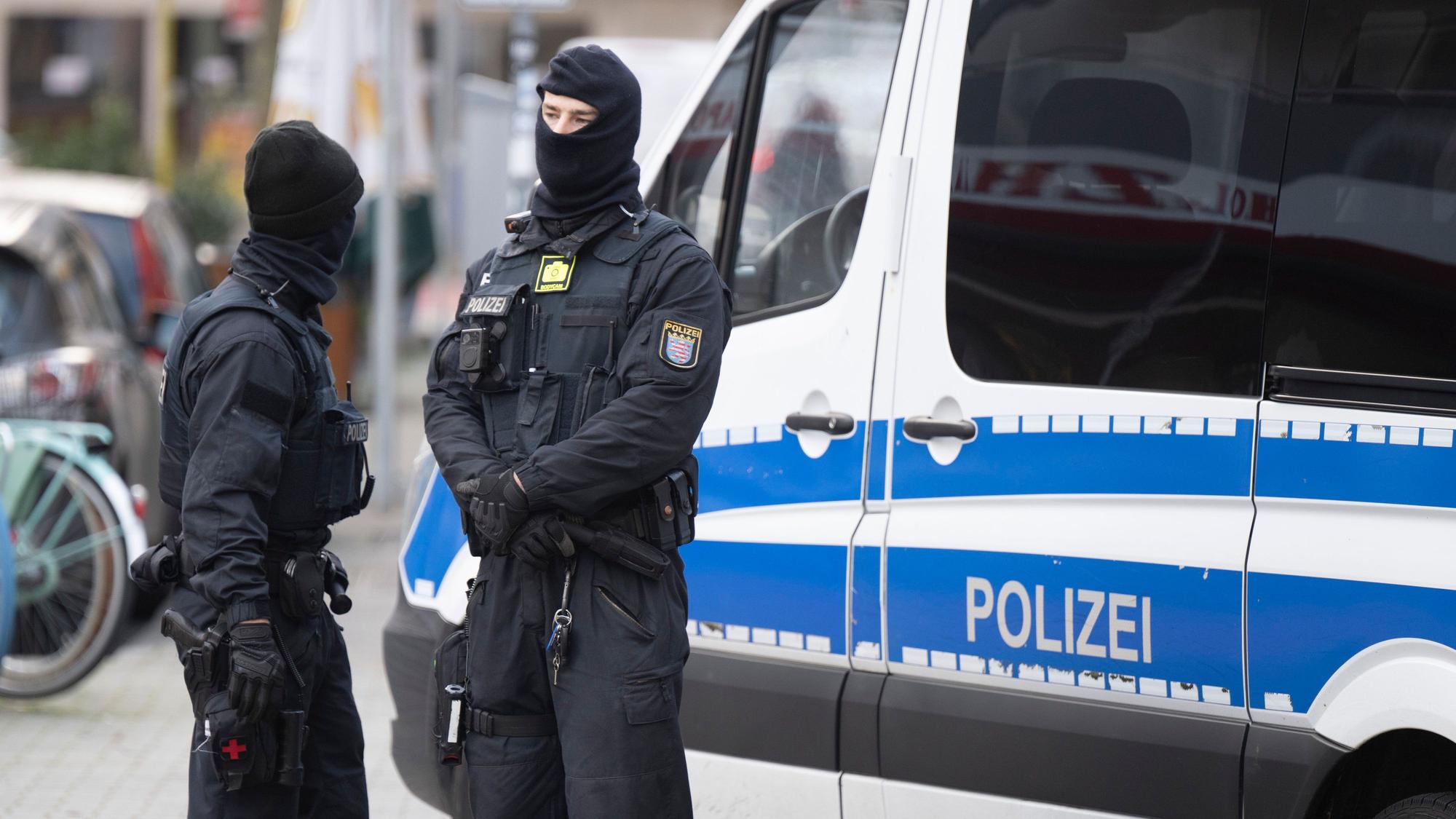Bei einer Razzia gegen sogenannte «Reichsbürger» stehen Polizisten an einem durchsuchten Objekt in Frankfurt. Die Bundesanwaltschaft hat am Mittwochmorgen mehrere Menschen aus der sogenannten Reichsbürgerszene im Zuge einer Razzia festnehmen lassen. Zahlreiche Beamte seien in mehreren Bundesländern im Einsatz, sagte eine Sprecherin der Karlsruher Behörde
.