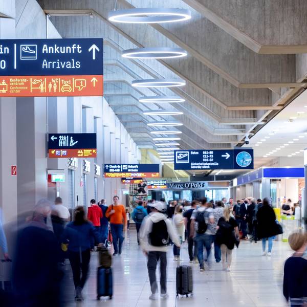 Blick in das Terminal 1 mit vielen Reisenden.