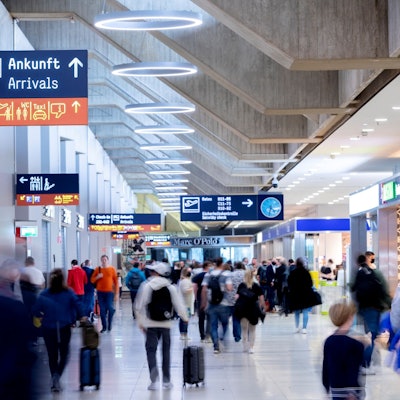 Blick in das Terminal 1 mit vielen Reisenden.