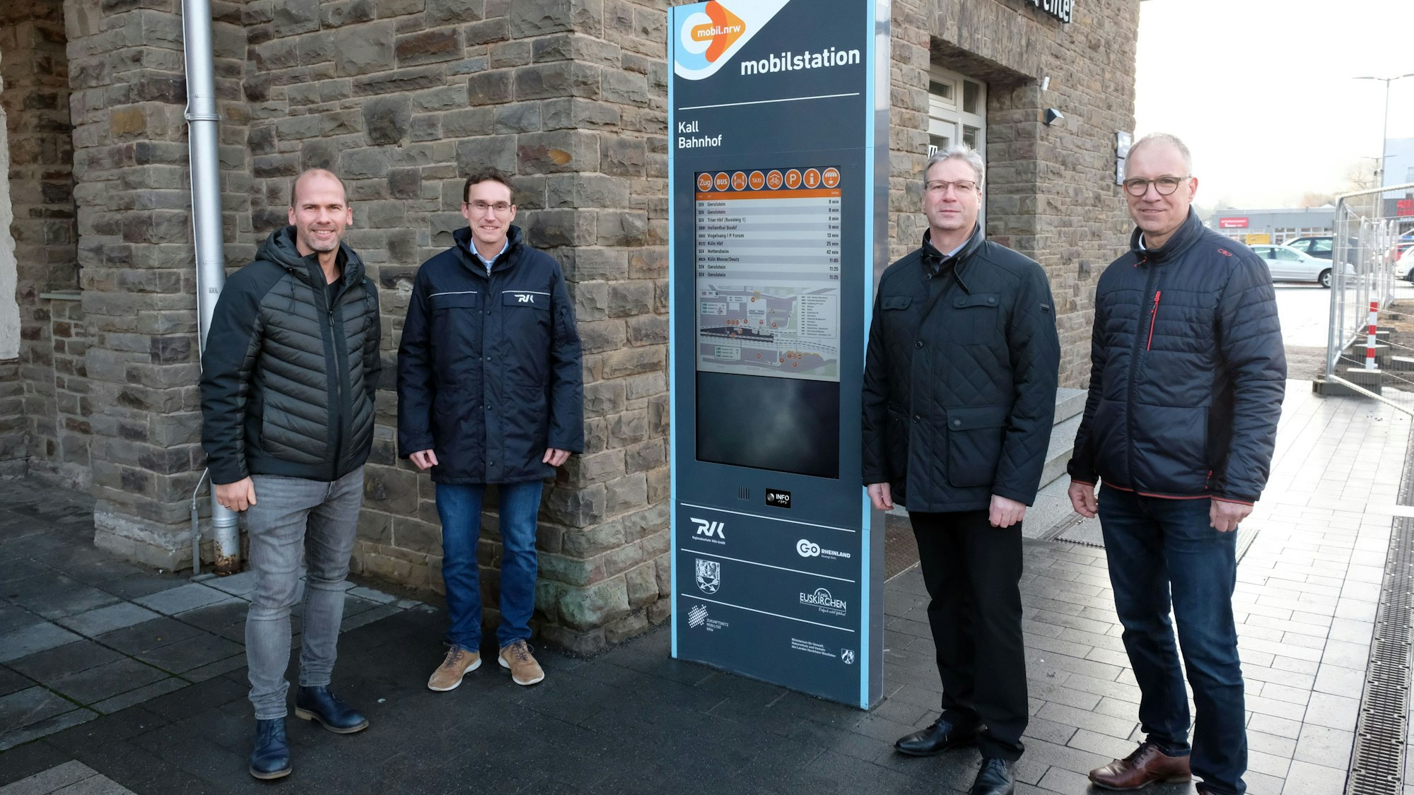 Vertreter der beteiligten Institutionen am Bahnhof in Kall mit der ersten Mobilstation.
