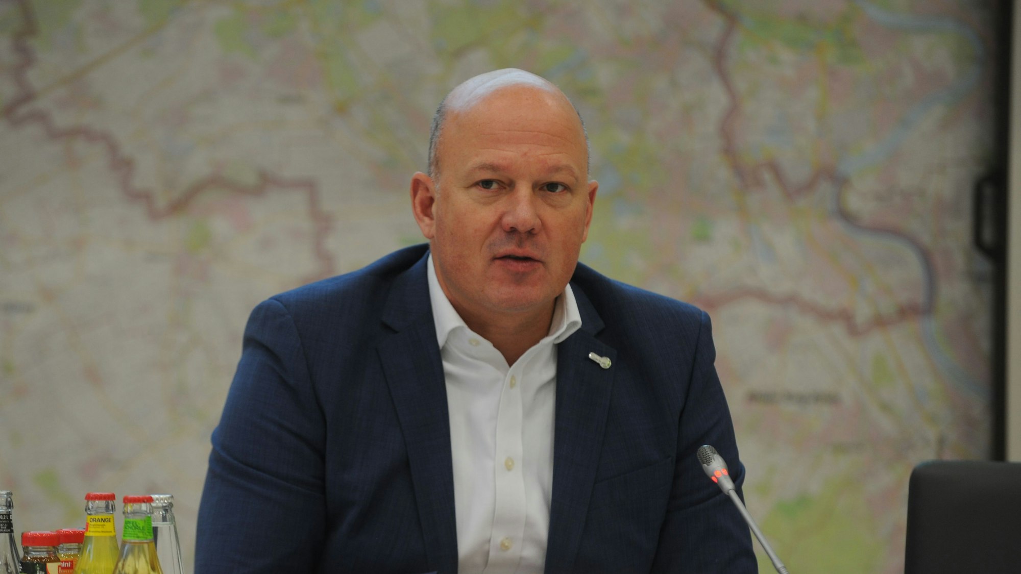 Das Foto zeigt Landrat Frank Rock bei einer Pressekonferenz im Jahr 2022.