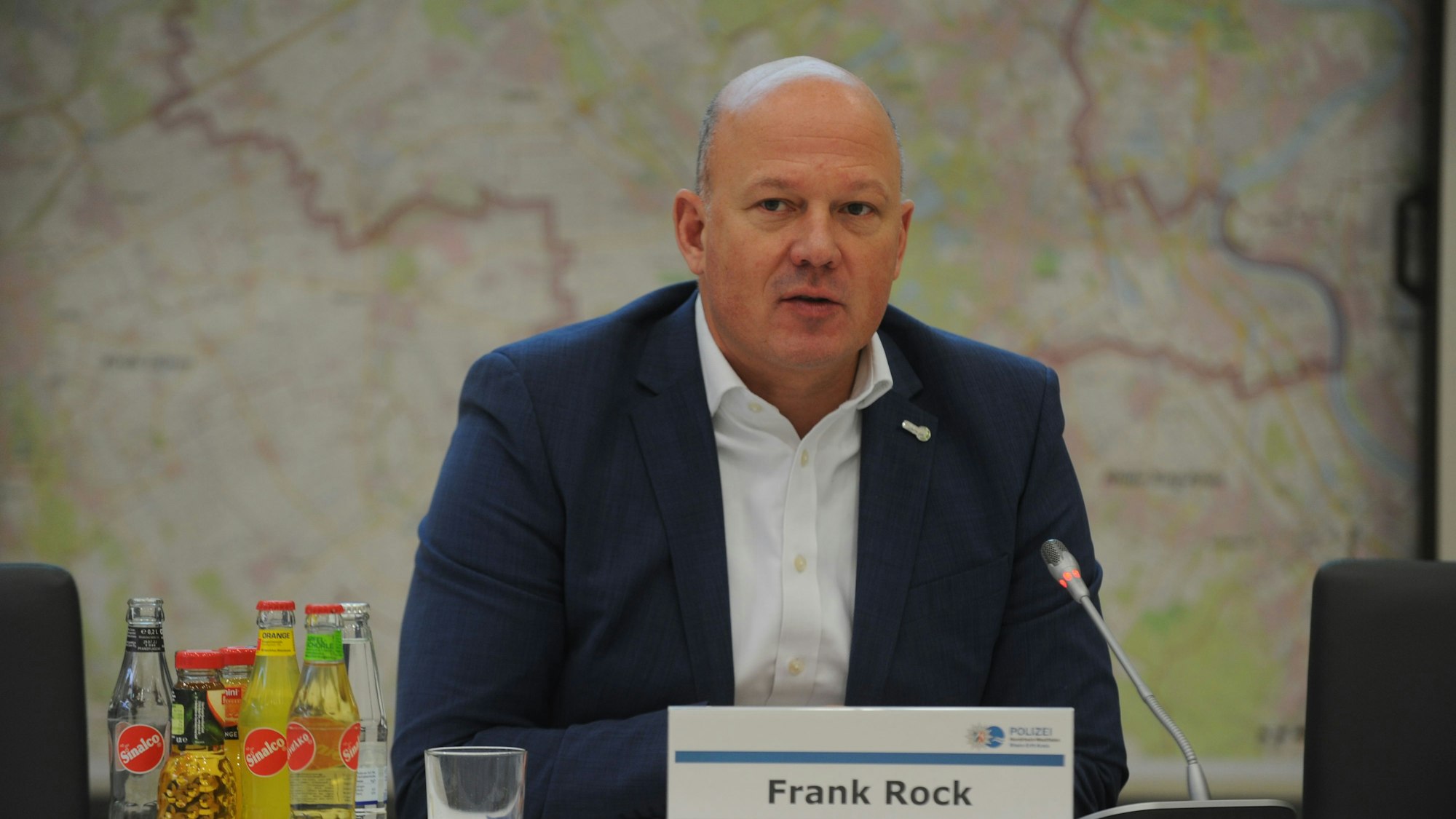 Landrat Frank Rock sitzt bei einer Pressekonferenz am Tisch. (Archivbild)