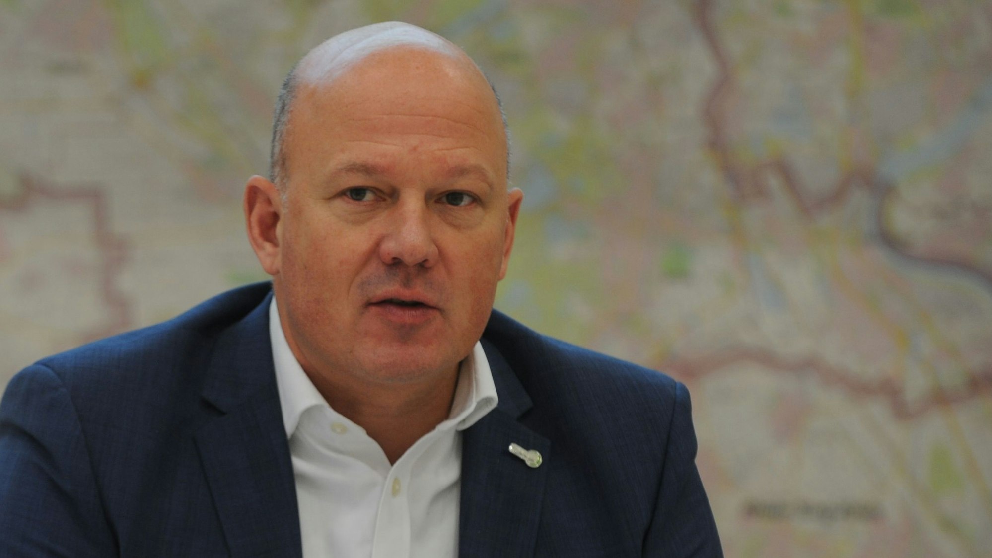 Auf dem Foto ist Frank Rock zu sehen. Er ist Landrat des Rhein-Erft-Kreises.