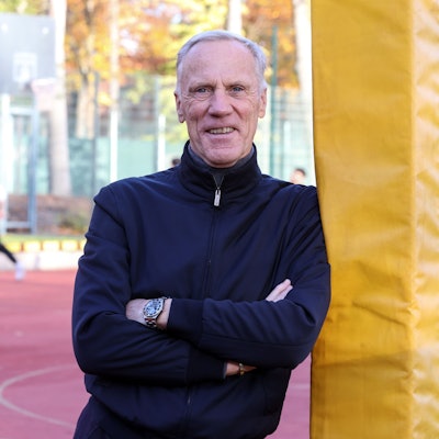 Ingo Froböse gibt im Podcast „Fit im Winter“ Tipps gegen das Frieren.