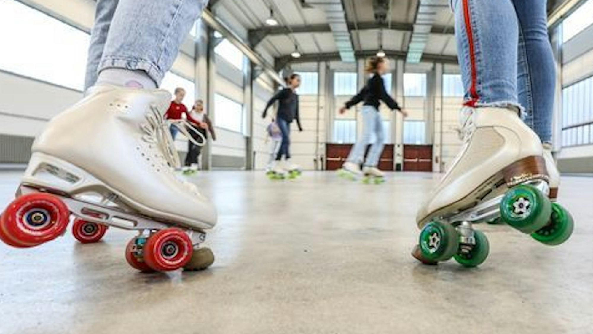 Jugendliche fahren Rollschuh in der Halle 5 der Zeche Zollverein.