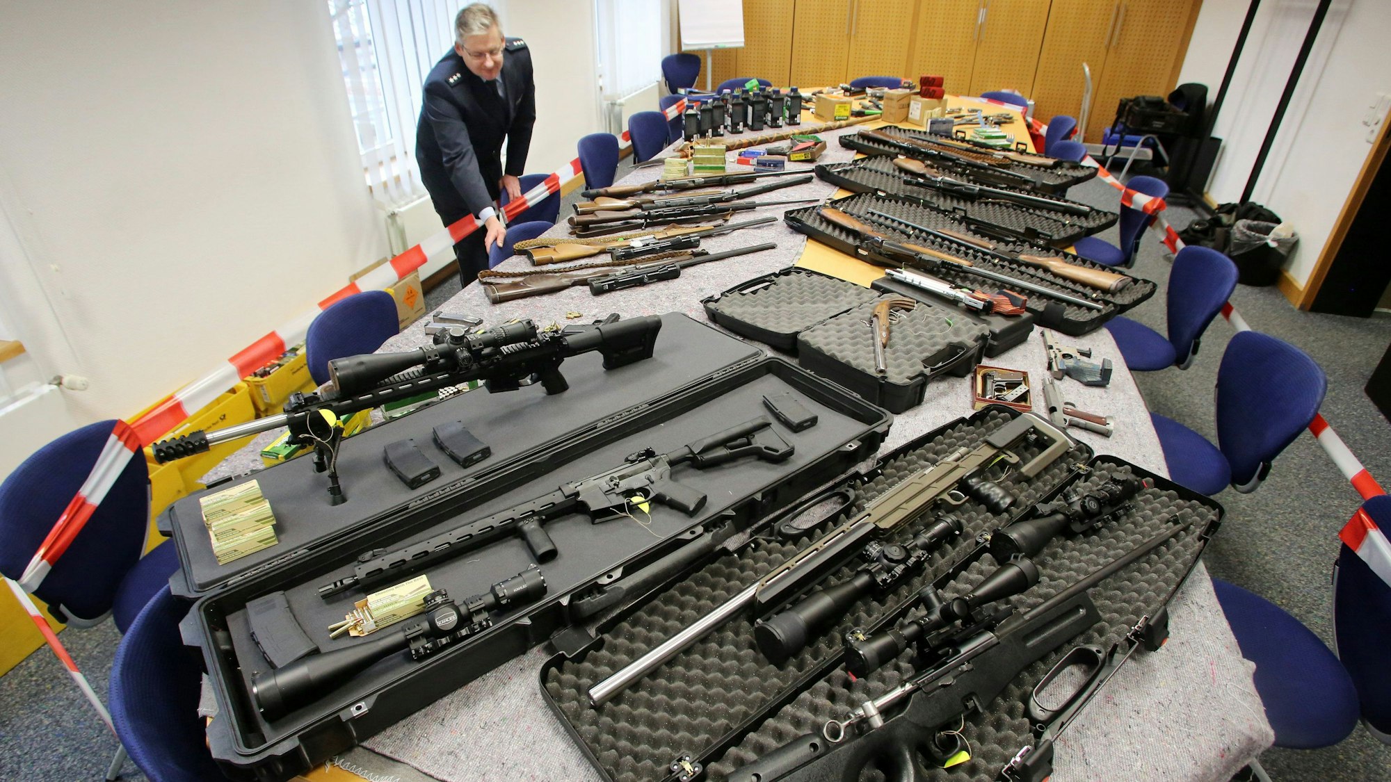 Sichergestellte Waffen von «Reichsbürgern» am 17.11.2016 im Polizeipräsidium in Wuppertal