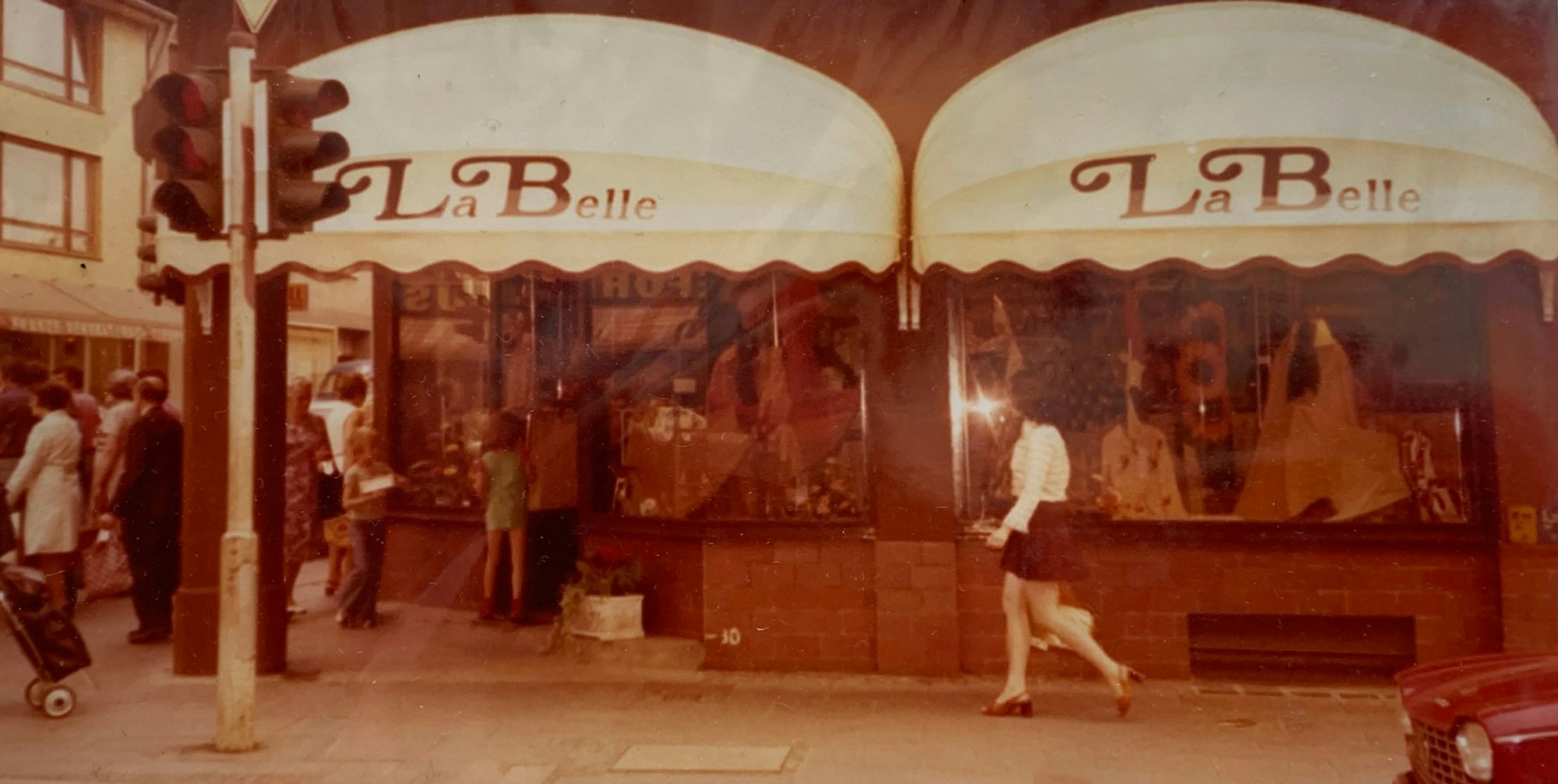 Die Boutique im Jahr 1984 hatte weiße Sonnenblenden, die gibt es heute immer noch.