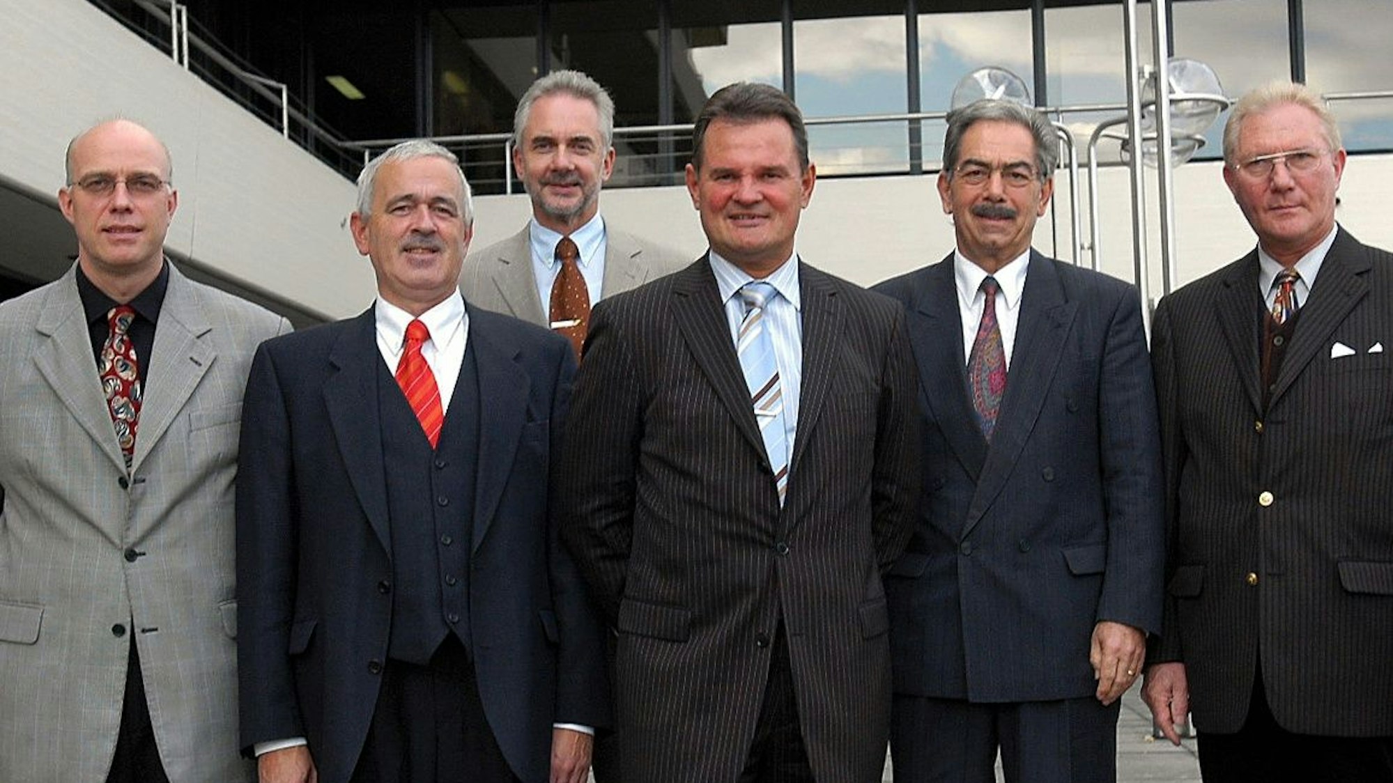 Das Foto zeigt Christoph Lorbach (2.vl.) 2004 bei der Verabschiedung als Bürgermeister.