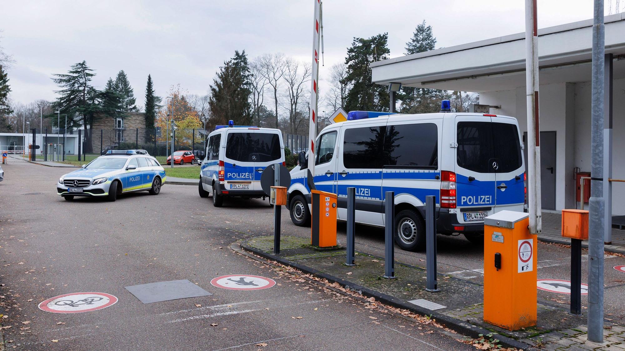 Die Bundesanwaltschaft hat am Mittwochmorgen mehrere Menschen aus der sogenannten Reichsbürgerszene im Zuge einer Razzia festnehmen lassen