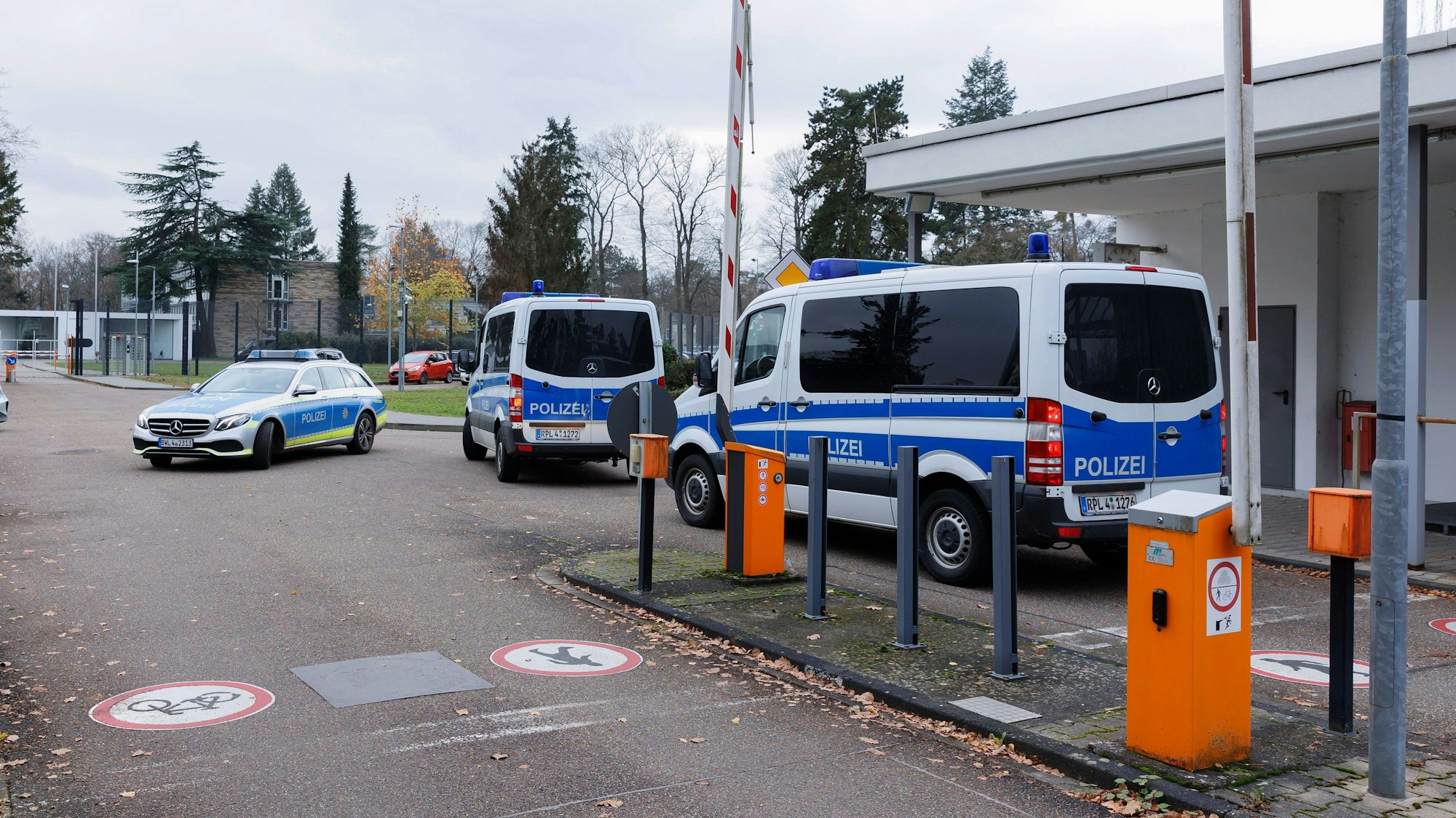 Die Bundesanwaltschaft hat am Mittwochmorgen mehrere Menschen aus der sogenannten Reichsbürgerszene im Zuge einer Razzia festnehmen lassen