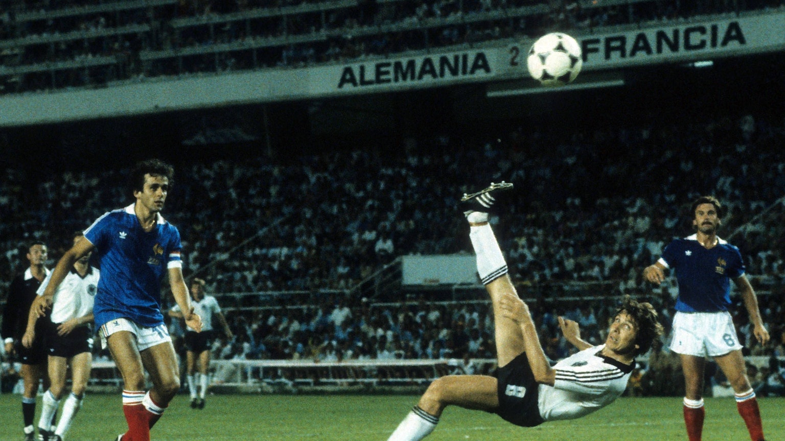 Im Halbfinale von Sevilla trifft Klaus Fischer am 8. Juli 1982 mit einem herrlichen Fallrückzieher zum 3:3 in der Verlängerung. Es folgt das erste Elfmeterschießen der WM-Geschichte.