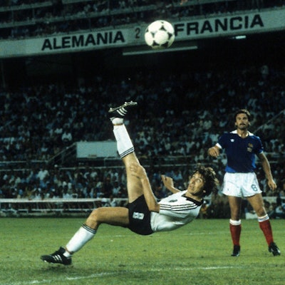 Im Halbfinale von Sevilla trifft Klaus Fischer am 8. Juli 1982 mit einem herrlichen Fallrückzieher zum 3:3 in der Verlängerung. Es folgt das erste Elfmeterschießen der WM-Geschichte.