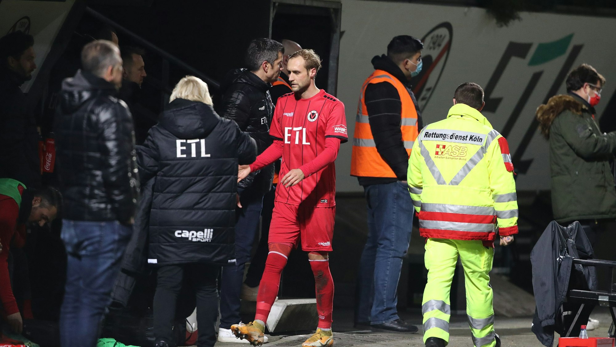 Ein Fußballspieler geht nach seiner Auswechslung in die Kabine.