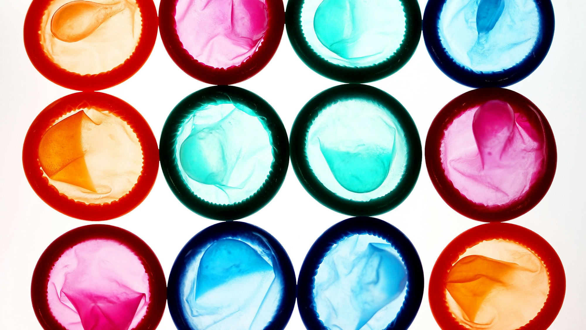 Kondome liegen auf einem Leuchttisch.