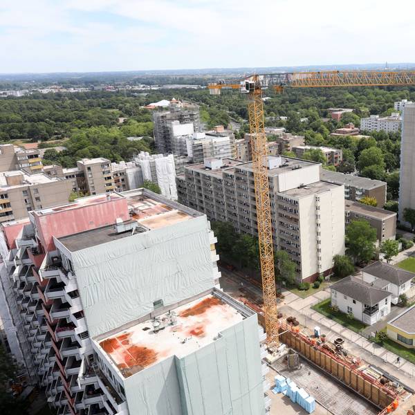 Die Hochhäuser prägen das Bild von Chorweiler. An der Osloer Straße saniert die GAG ihre Wohnkomplexe.
