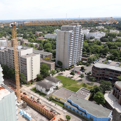 Die Hochhäuser prägen das Bild von Chorweiler. An der Osloer Straße saniert die GAG ihre Wohnkomplexe.