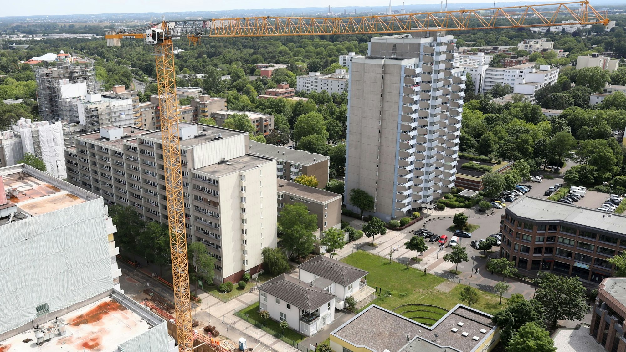 Die Hochhäuser prägen das Bild von Chorweiler. An der Osloer Straße saniert die GAG ihre Wohnkomplexe.