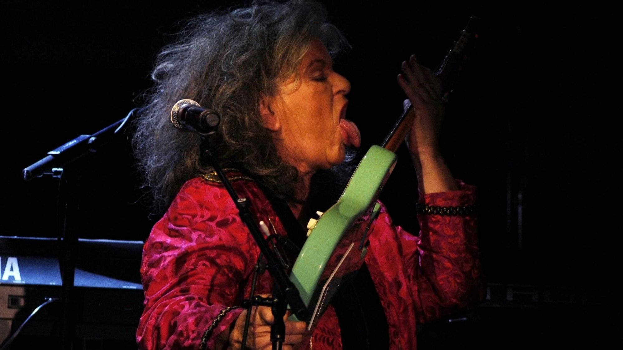 Biggi Wanninger goes Jimi Hendrix: Mit der Zunge bearbeitet die Stunksitzungs-Präsidentin die Saiten einer E-Gitarre.
