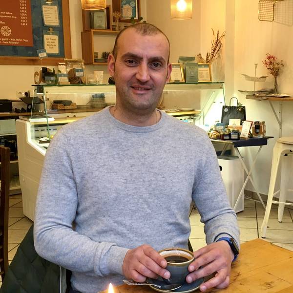 Rocco Conte sitzt in einem Café.