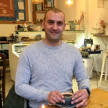 Rocco Conte sitzt in einem Café.