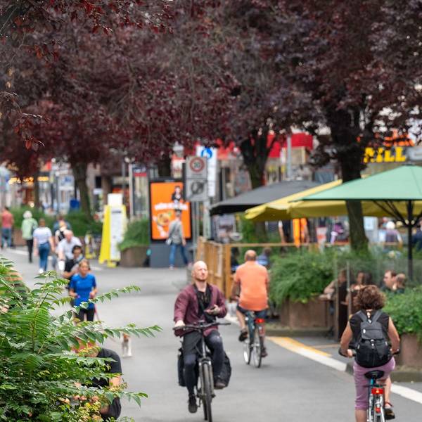 Radfahrer und Fußgänger bewegen sich über die Deutzer Freiheit.