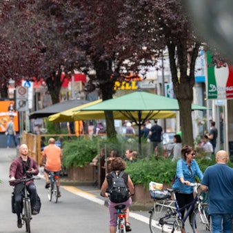 Radfahrer und Fußgänger bewegen sich über die Deutzer Freiheit.