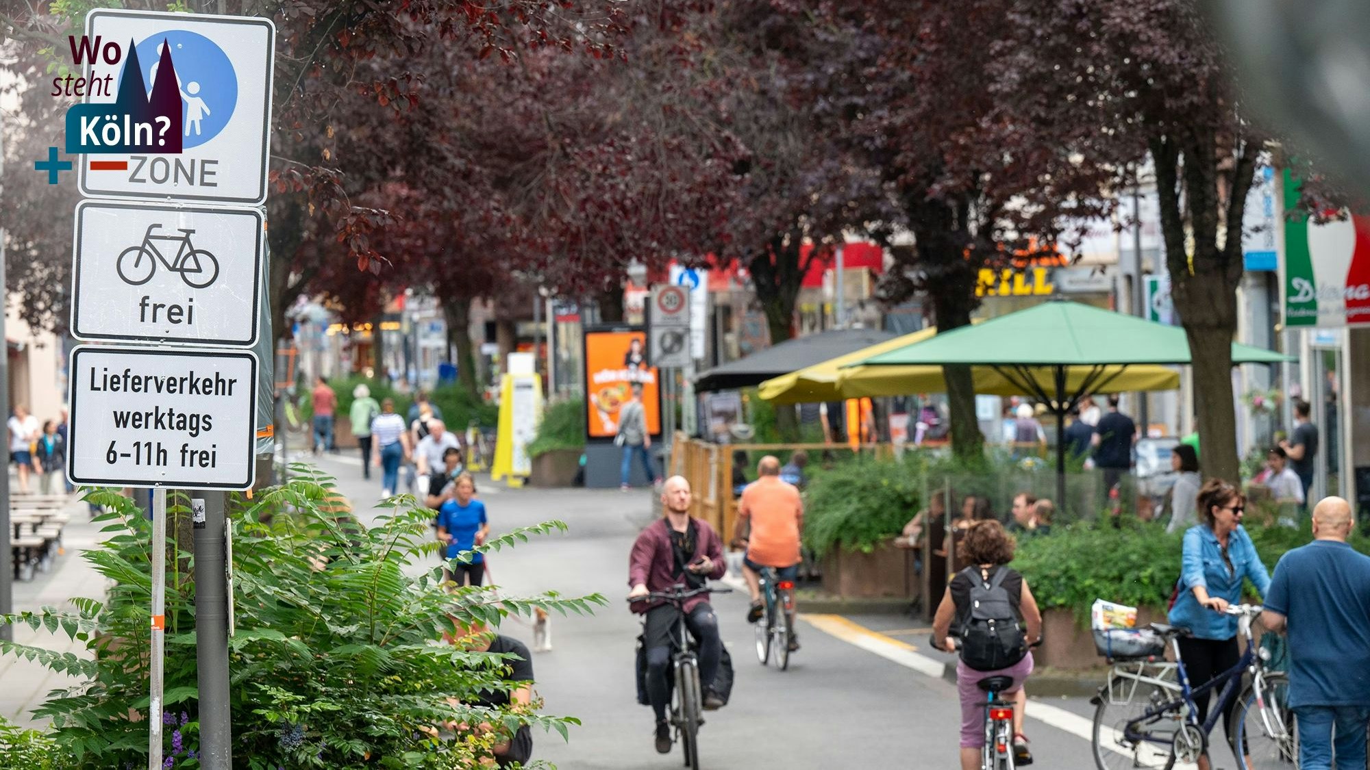 Radfahrer und Fußgänger bewegen sich über die Deutzer Freiheit.