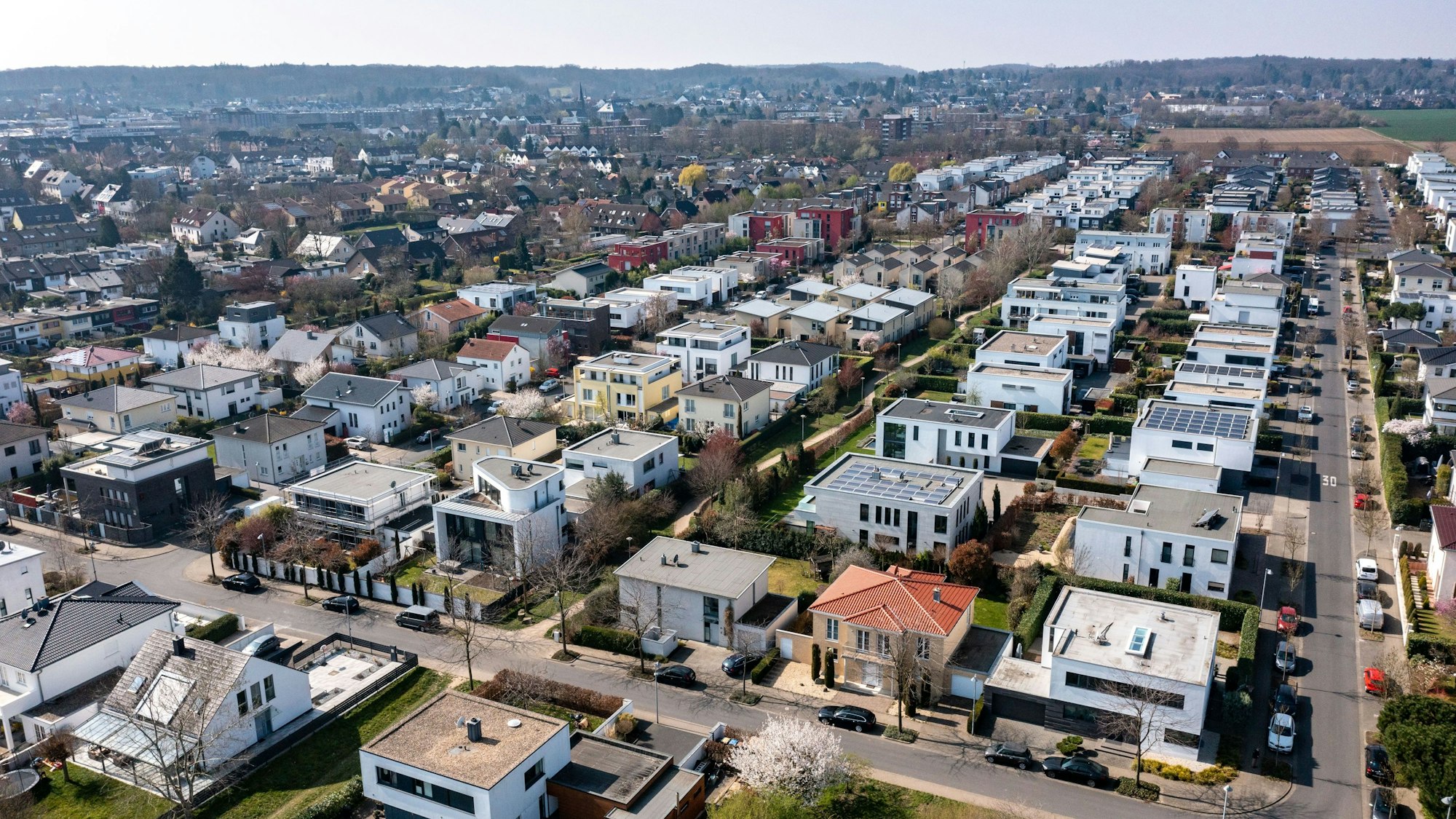 Ansicht des Neubaugebietes Römerhofallee. Der Bau von Einfamilienhäusern steht wegen des hohen Flächenverbrauchs in der Kritik. Luftaufnahme mittels Drohne.