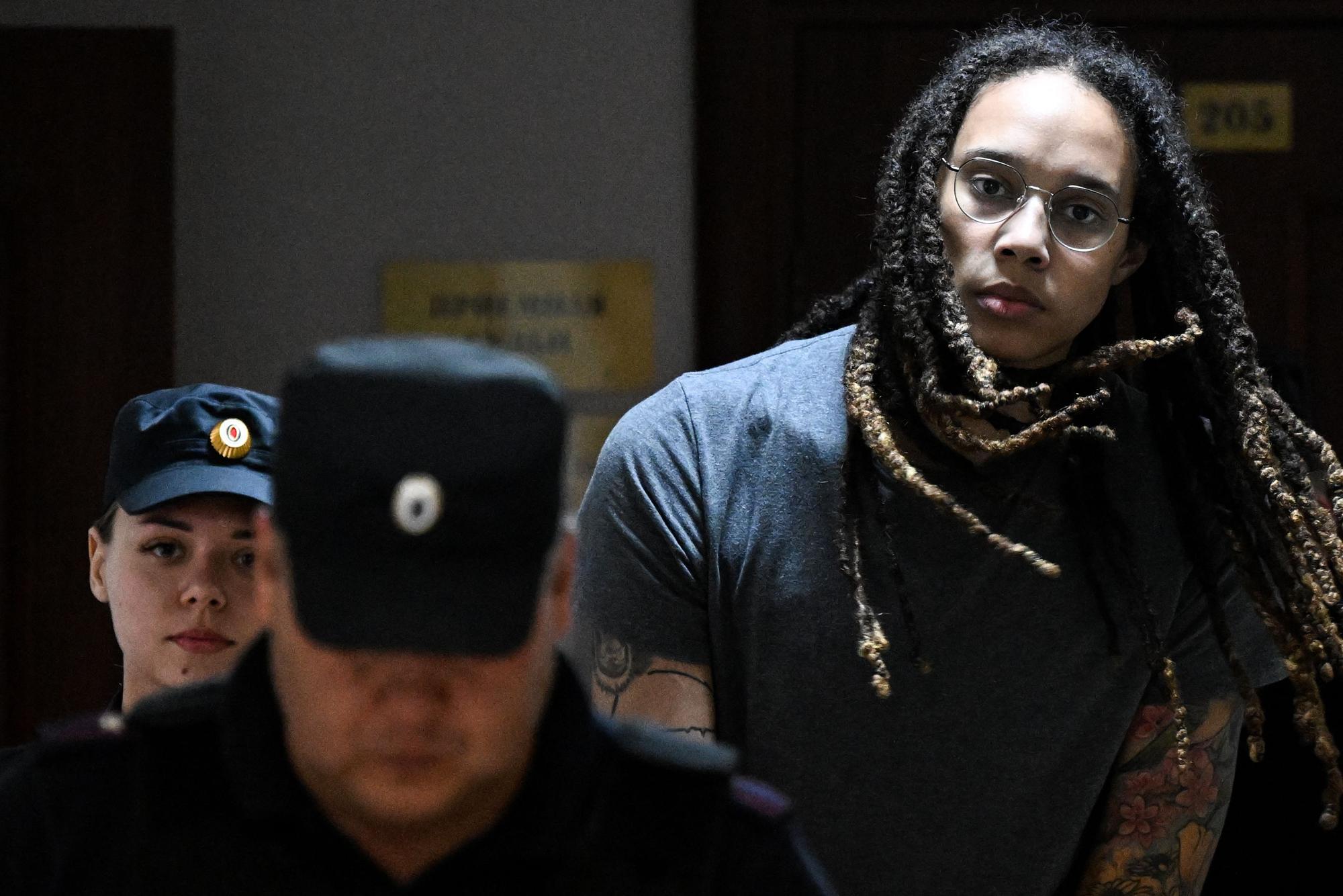 Basketballspielerin Griner wird im August in einen Moskauer Gerichtssaal geführt.