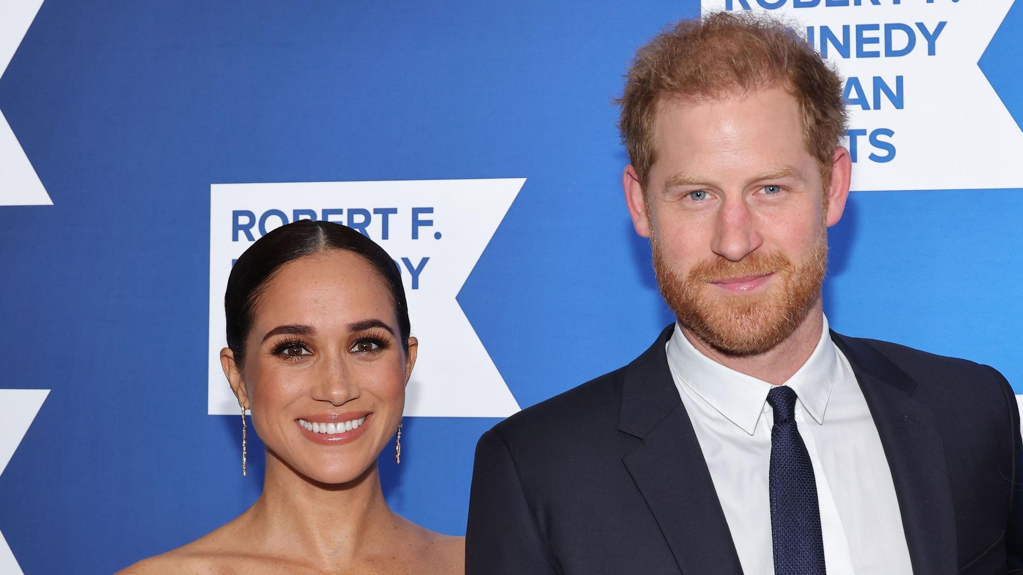 Herzogin Meghan und Prinz Harry posieren.