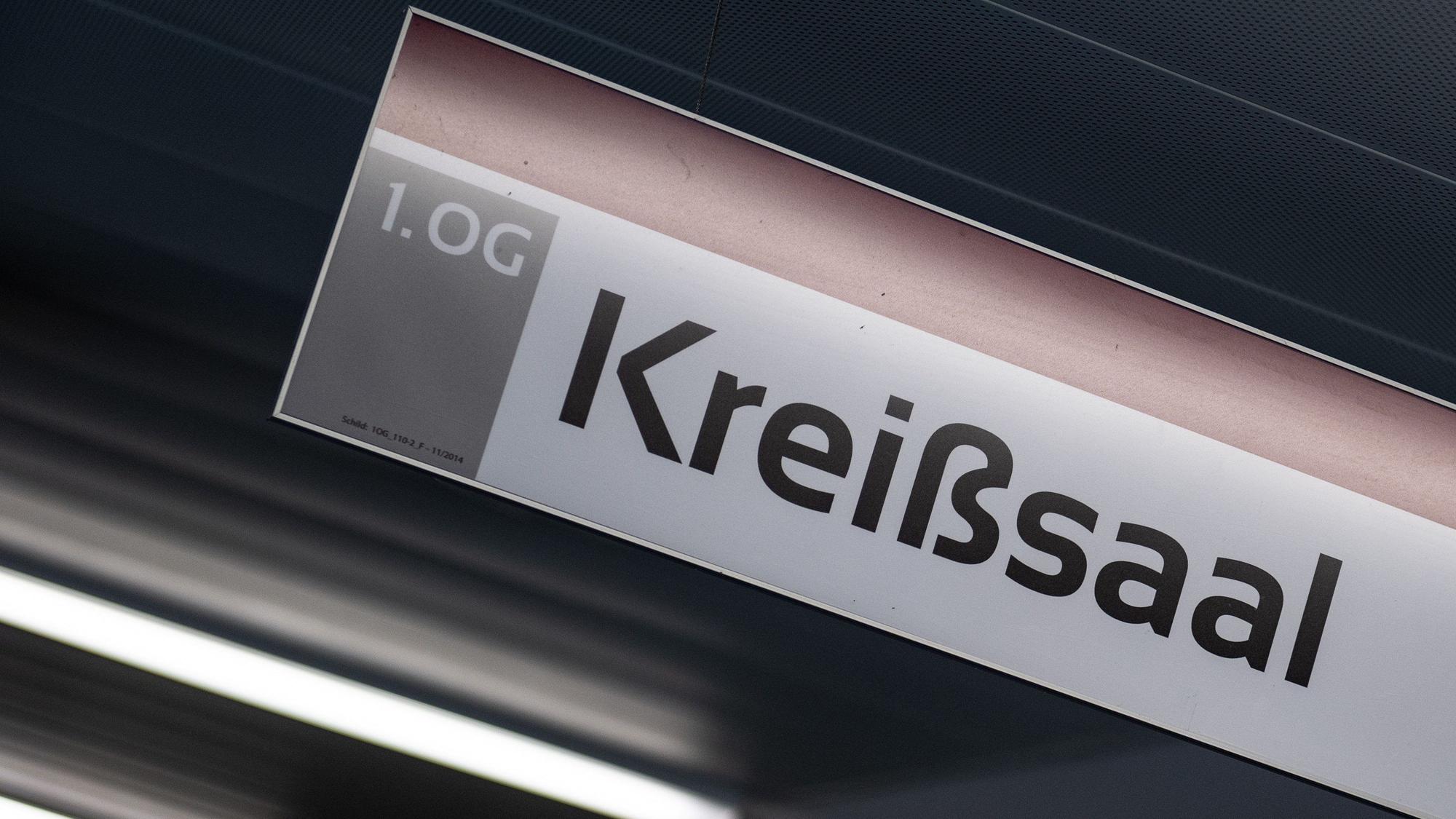 Ein Schild mit der Aufschrift Kreißsaal hängt in einem Krankenhaus.
