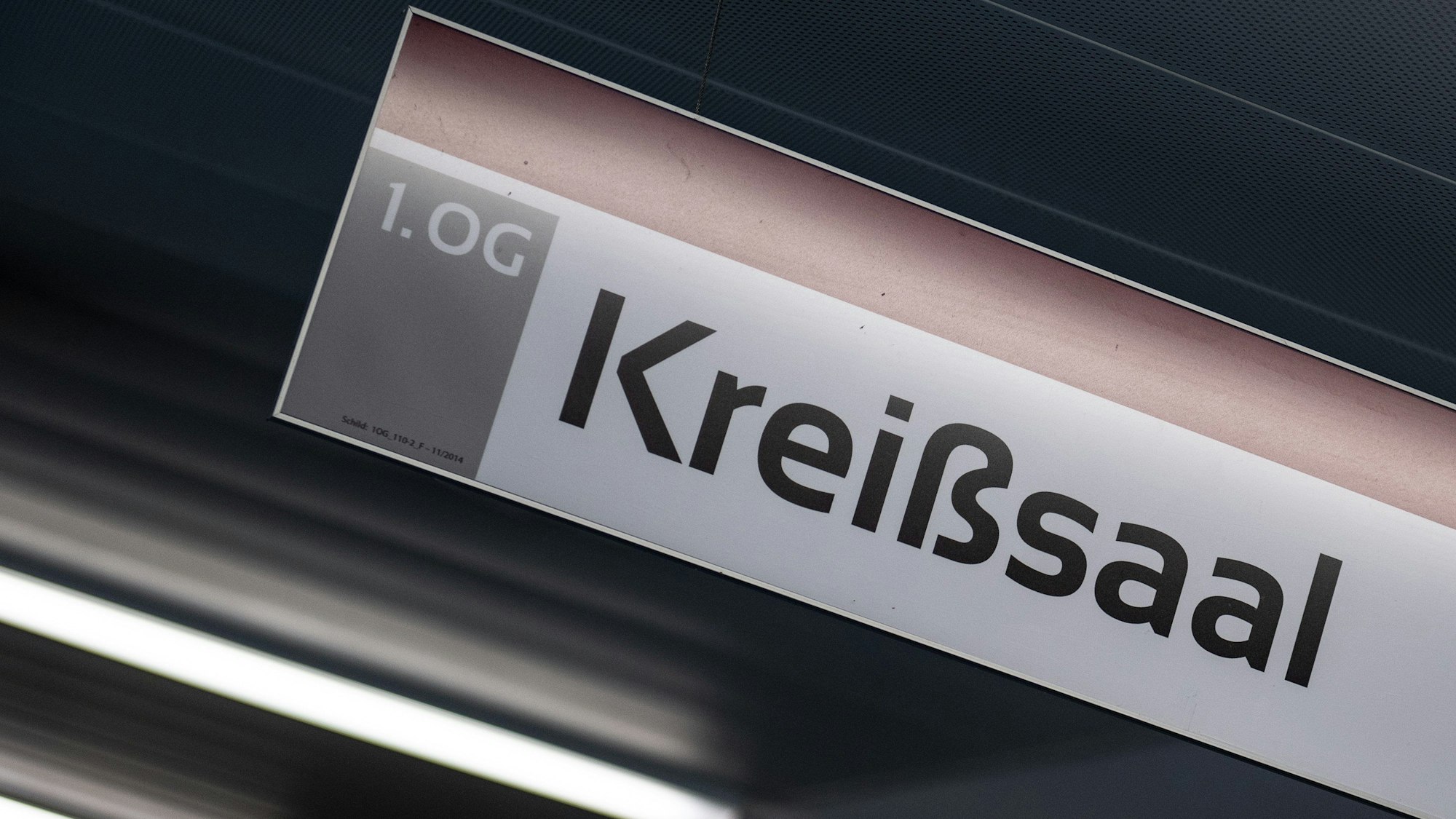 Ein Schild mit der Aufschrift Kreißsaal hängt in einem Krankenhaus.