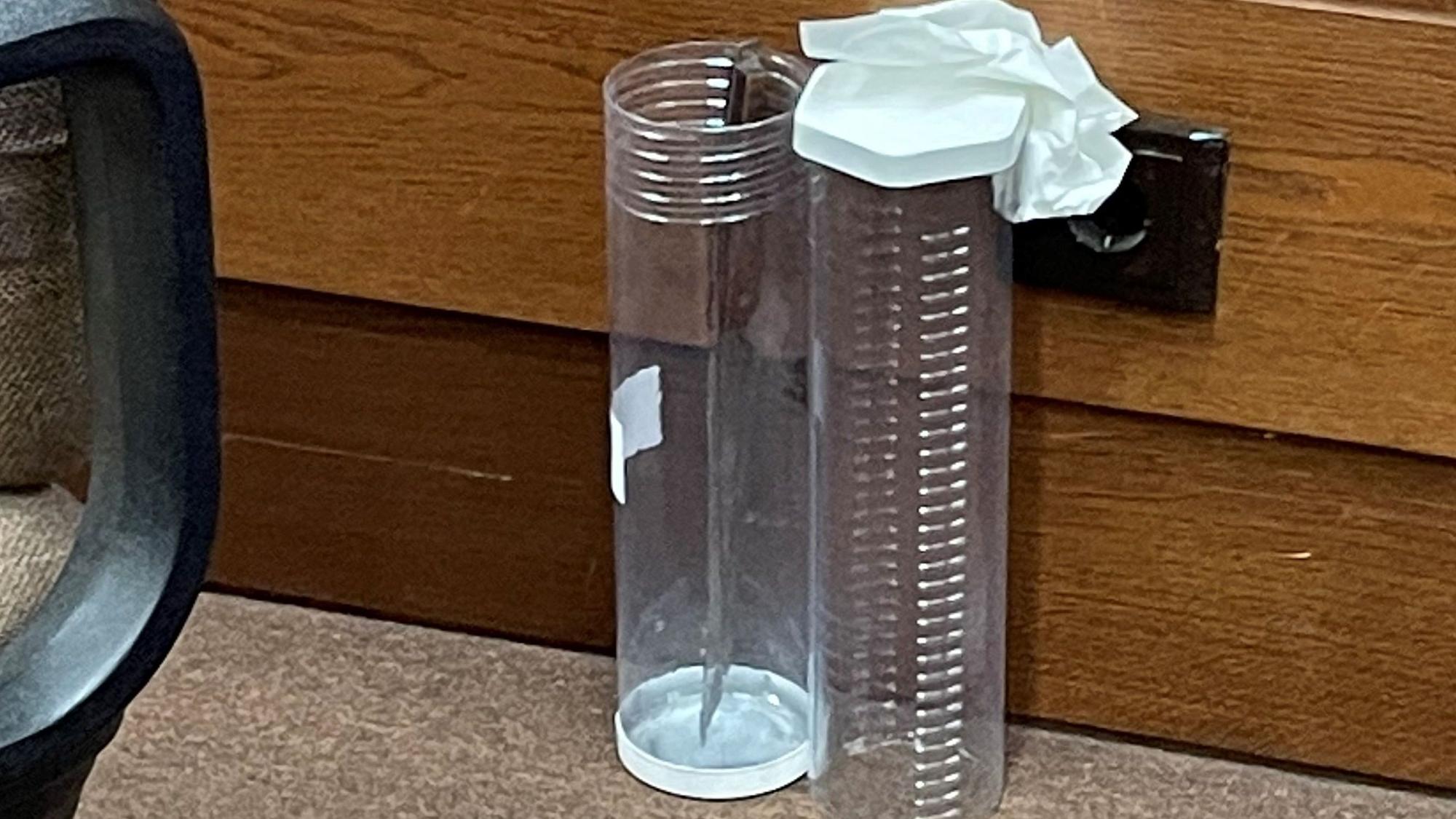 Ein Küchenmesser steht in einem Behälter im Gerichtssaal des Kölner Landgerichts.