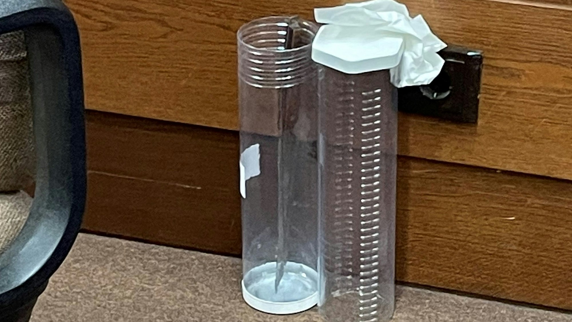 Ein Küchenmesser steht in einem Behälter im Gerichtssaal des Kölner Landgerichts.