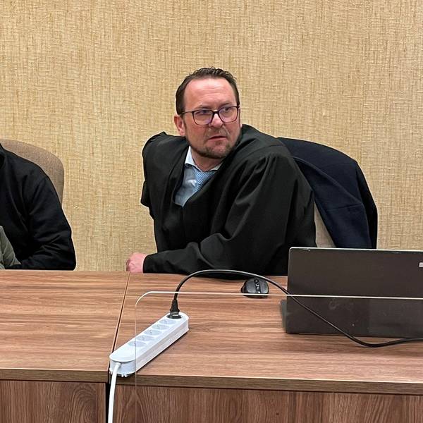 Der Angeklagte mit seinem Verteidiger Gunnar Borchardt beim Prozessauftakt wegen Mordes und Vergewaltigung im Kölner Landgericht.
