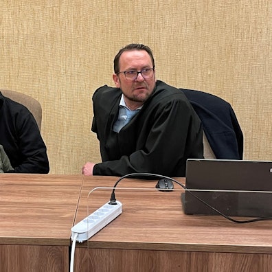 Der Angeklagte mit seinem Verteidiger Gunnar Borchardt beim Prozessauftakt wegen Mordes und Vergewaltigung im Kölner Landgericht.