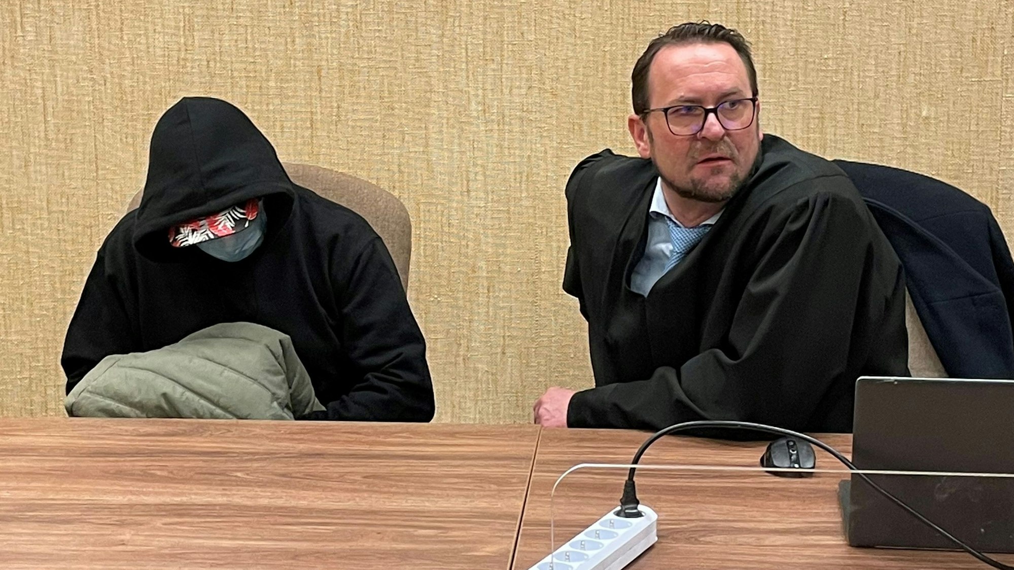 Der Angeklagte mit seinem Verteidiger Gunnar Borchardt beim Prozessauftakt im Kölner Landgericht.