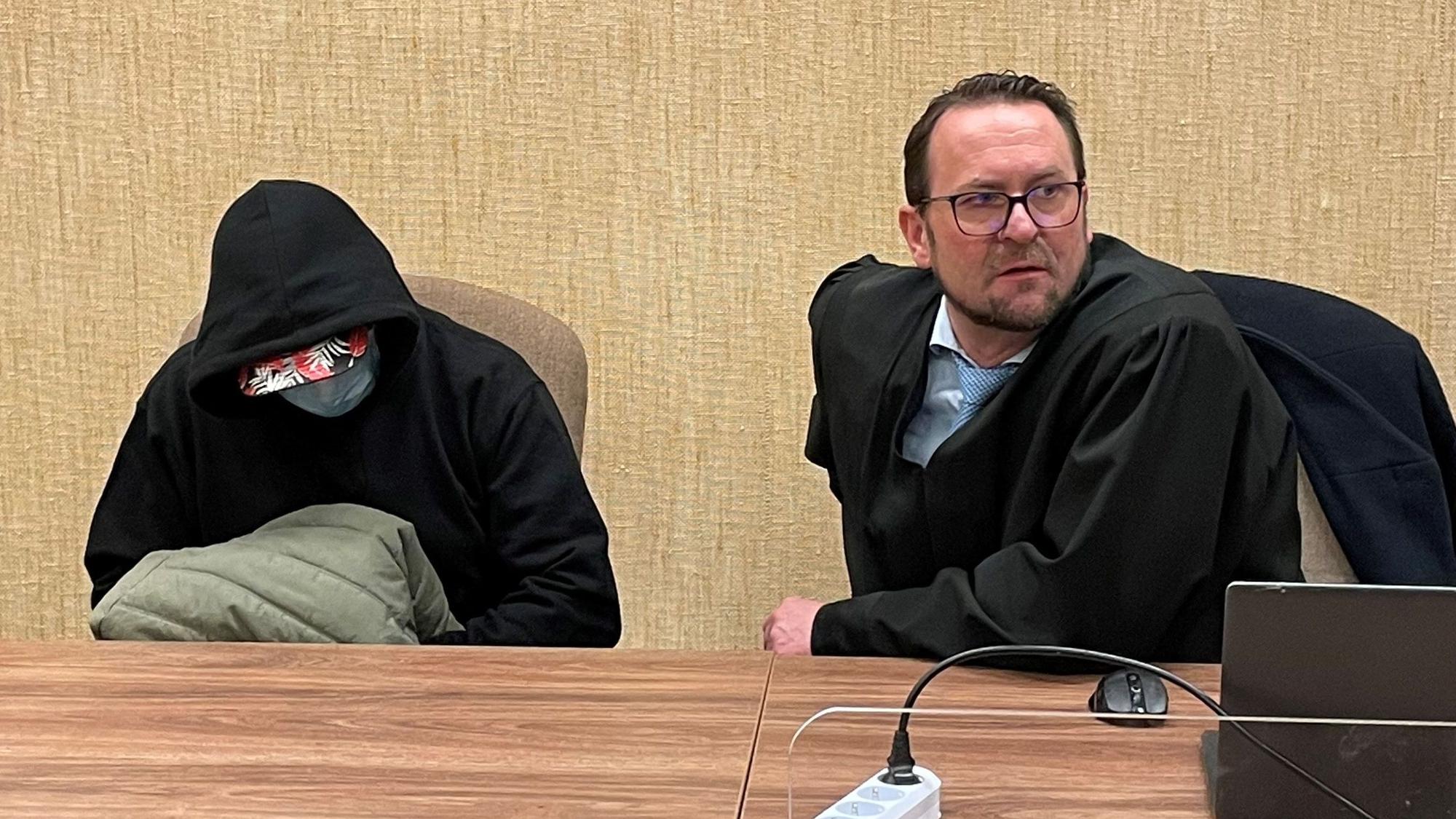 Der Angeklagte mit seinem Verteidiger Gunnar Borchardt beim Prozessauftakt wegen Mordes und Vergewaltigung im Kölner Landgericht.