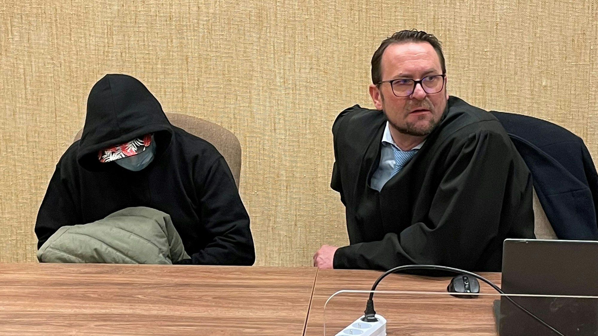 Der Angeklagte mit seinem Verteidiger Gunnar Borchardt beim Prozessauftakt wegen Mordes und Vergewaltigung im Kölner Landgericht.