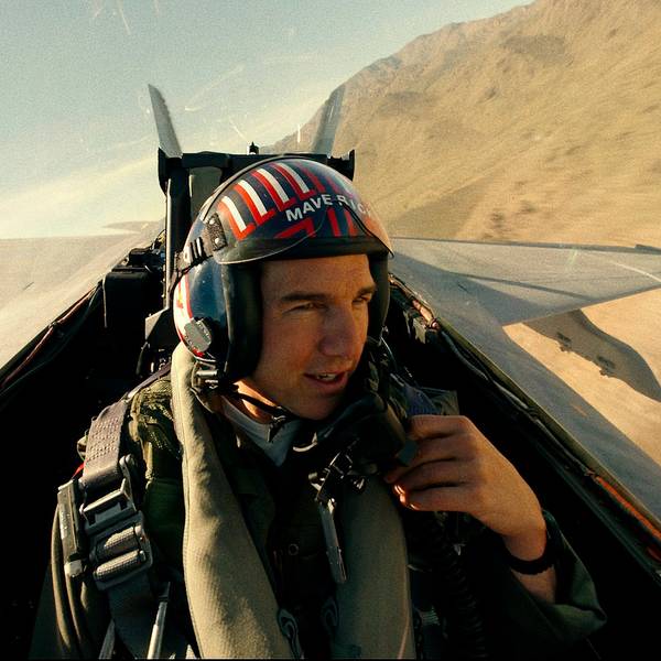 Tom Cruise als Captain Pete „Maverick“ Mitchell in „Top Gun: Maverick“. Er sitz in einem Flieger und spricht in ein Mikrofon an seiner Kleidung.